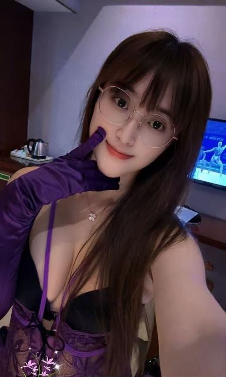 热辣白虎大长腿美眉