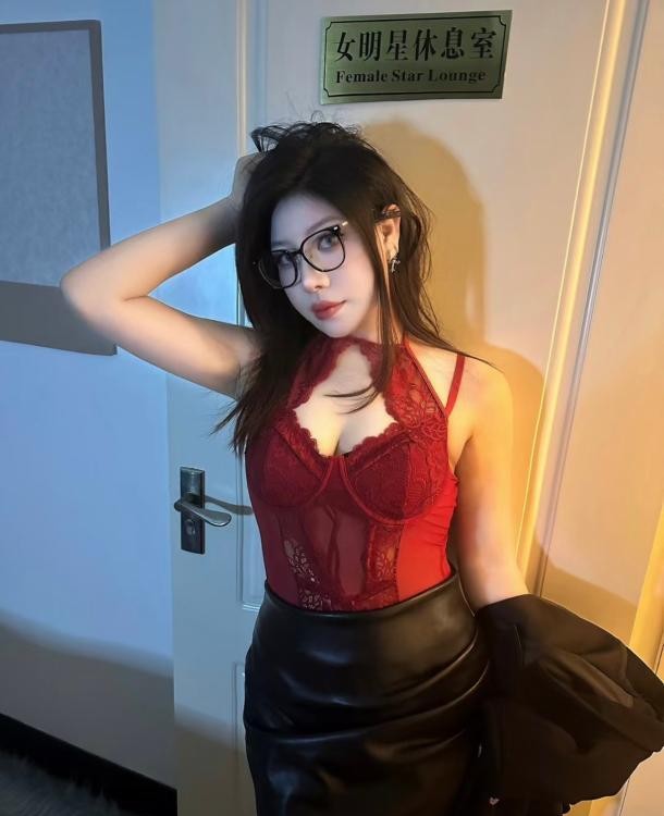 高颜值大臀模特