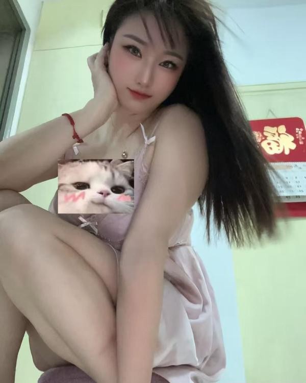 制服大胸小姐姐