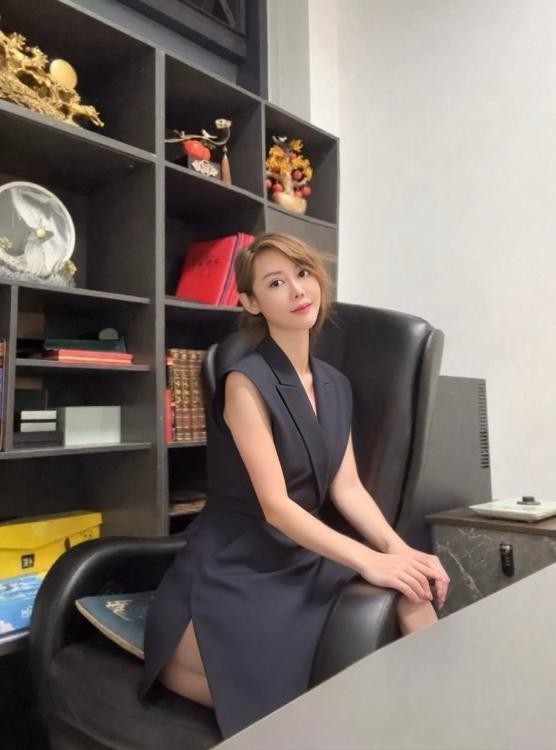 身材高挑热情服务老师