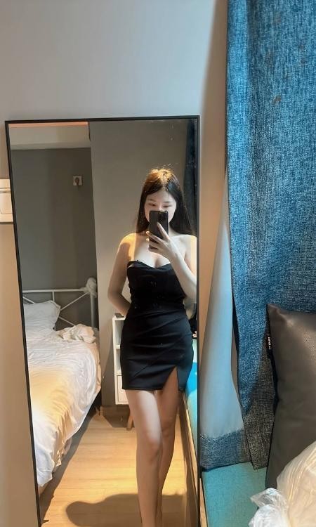 皮肤白嫩颜值嫩妹