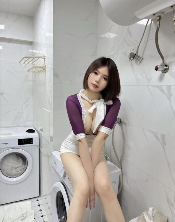 身材丰满小巧妹子