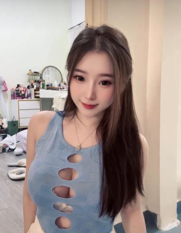 一个过年不休息的美女