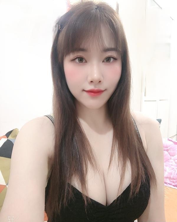 肤白大胸服务系小姐姐