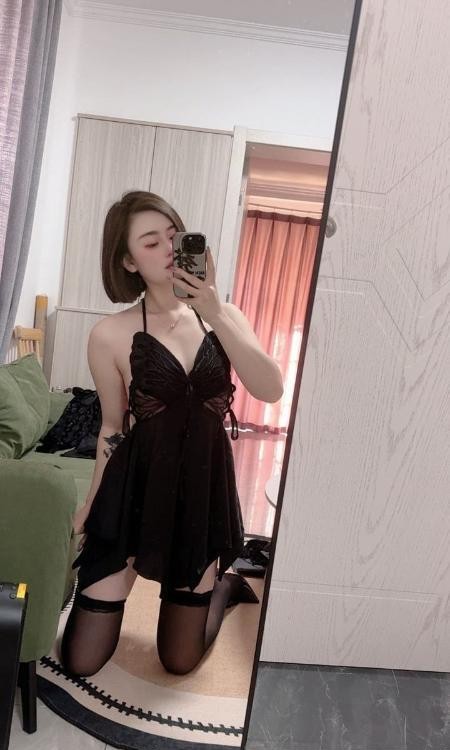 园区黑丝翘臀骚货