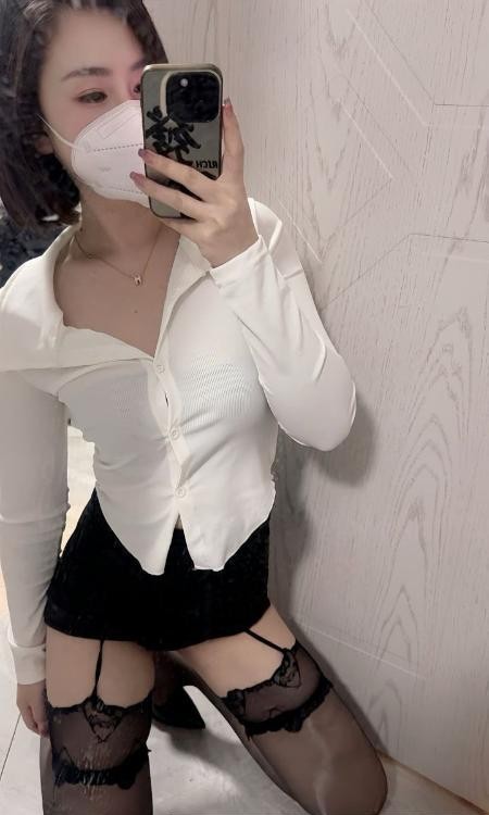 园区黑丝翘臀骚货