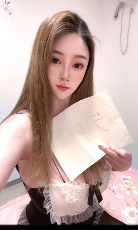 风情万种巨奶美女