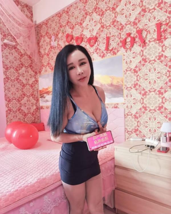 爆乳细腰小骚货