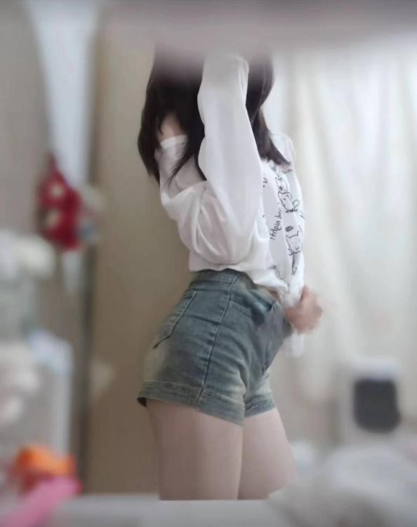 武汉三点粉一线天萌妹