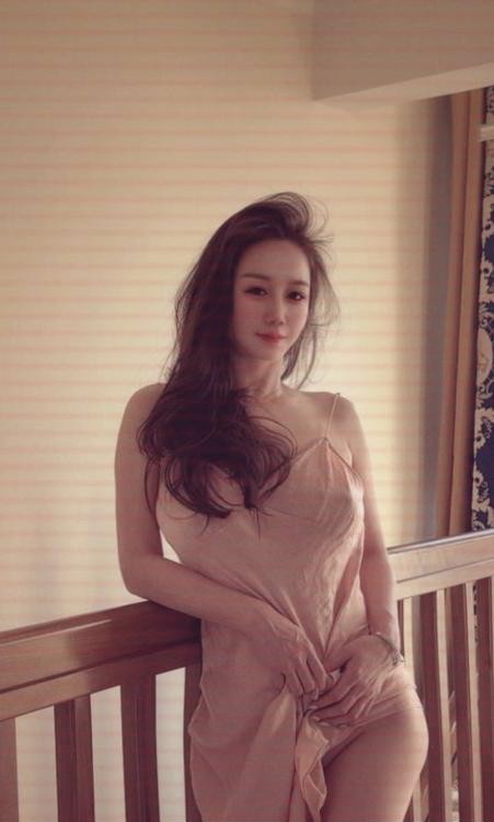 火辣身材混血颜值妹子