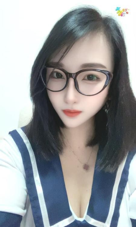 温温柔柔的眼镜妹