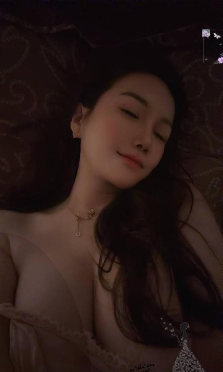 火辣身材混血颜值妹子