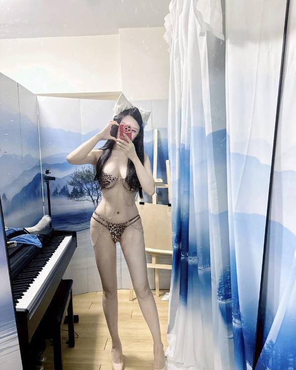 身材火辣蜜桃臀老师