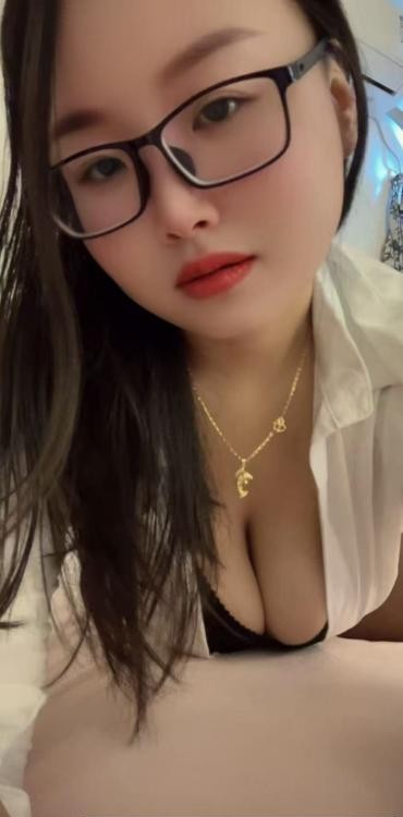 黑丝眼镜少妇双飞