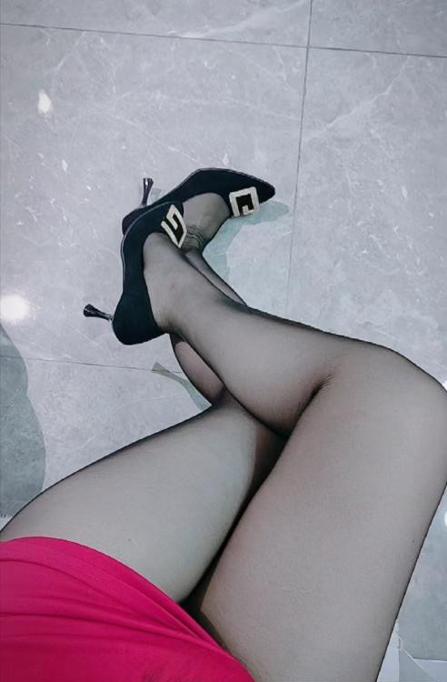 大胸肥臀的小姐姐