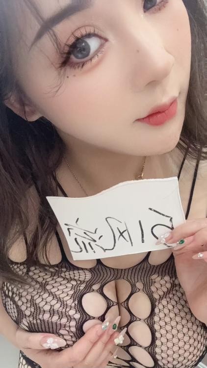 舌吻翘臂大波浪妹