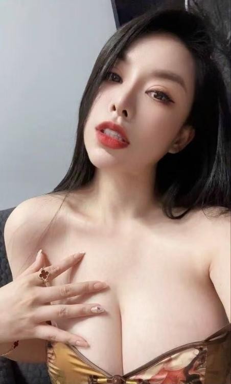 天河性感模特卡丽