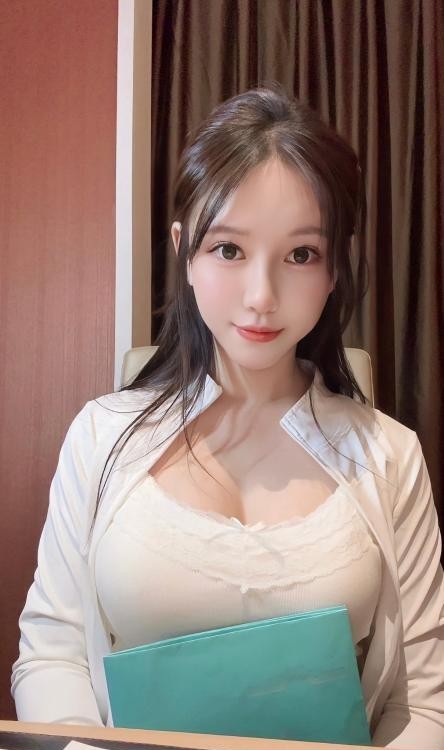 性感尤物小依琳