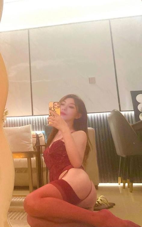 红衣裙艳儿少妇