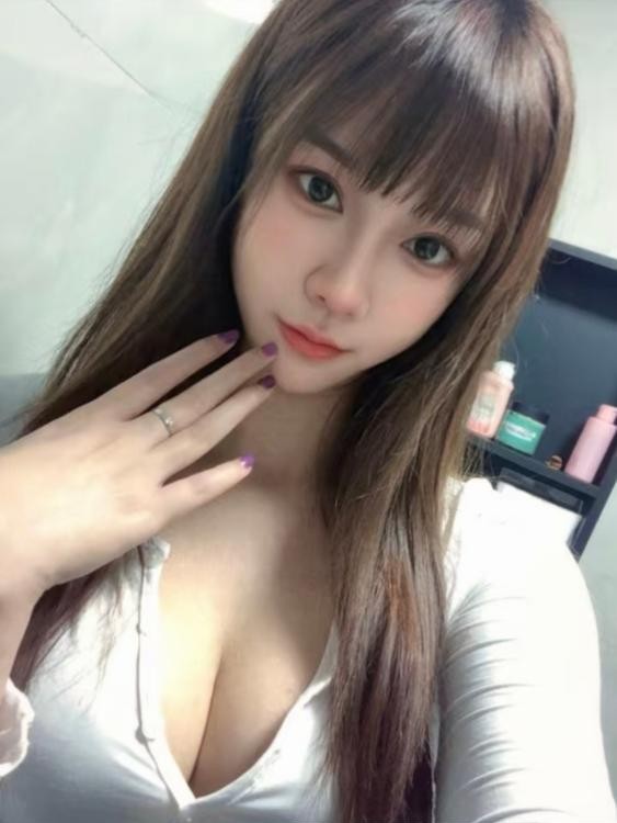 大胸美女炮架子