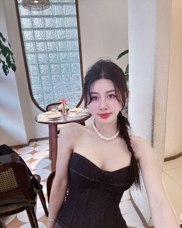 腿长腰细胸大Lisa