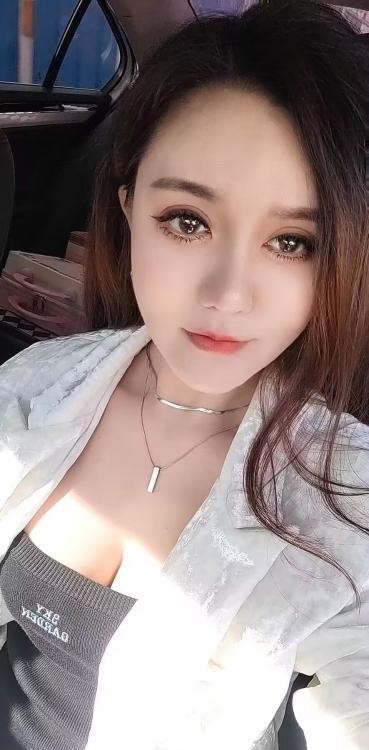 前凸后翘混血妹妹