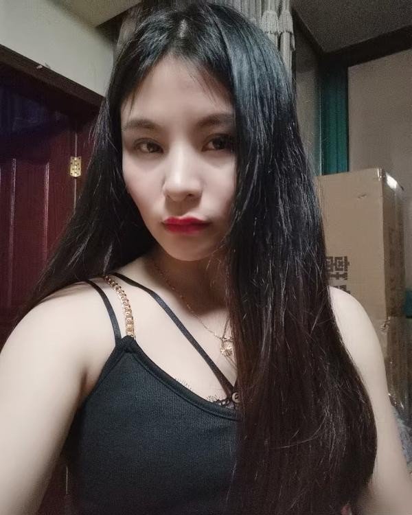 汉口火车站娇小女人