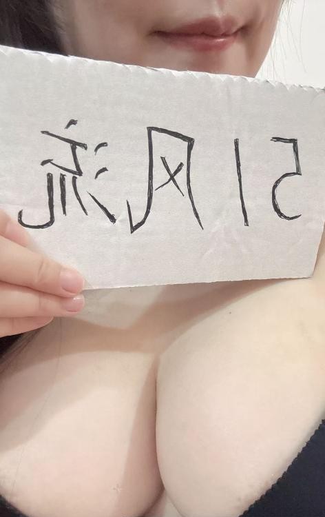 很哇塞的小姐姐