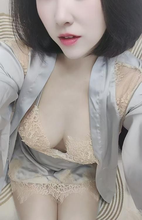 气质大胸妹子