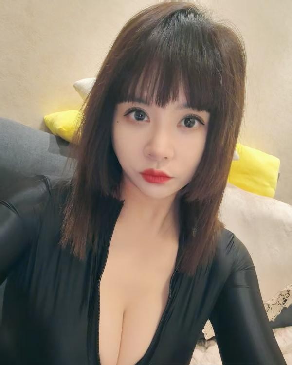 大屁股年轻御姐