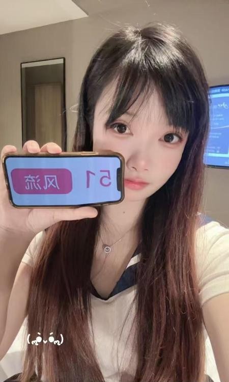 陆家嘴白嫩颜值小姐姐