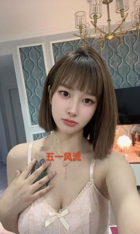 美女小妮子