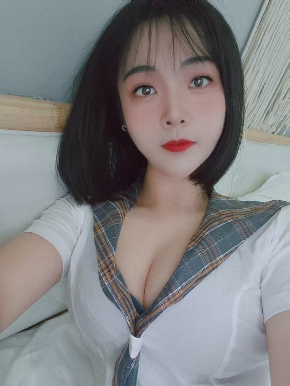 齐肩短发小姐姐