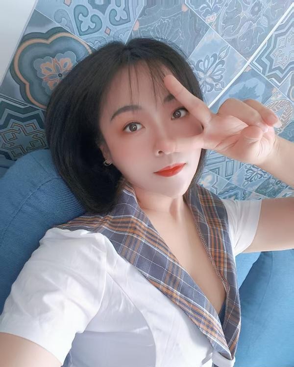 齐肩短发小姐姐