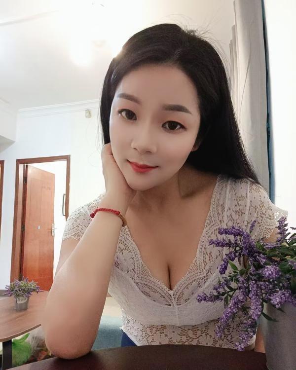 海珠轻熟性价比小妮子