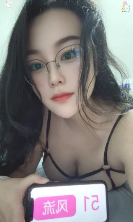 舌吻眼镜骚女兰兰