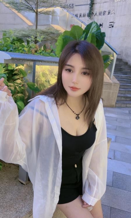 梅花园舌吻御姐