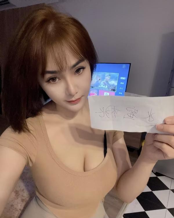 西青大奶蜜桃老师