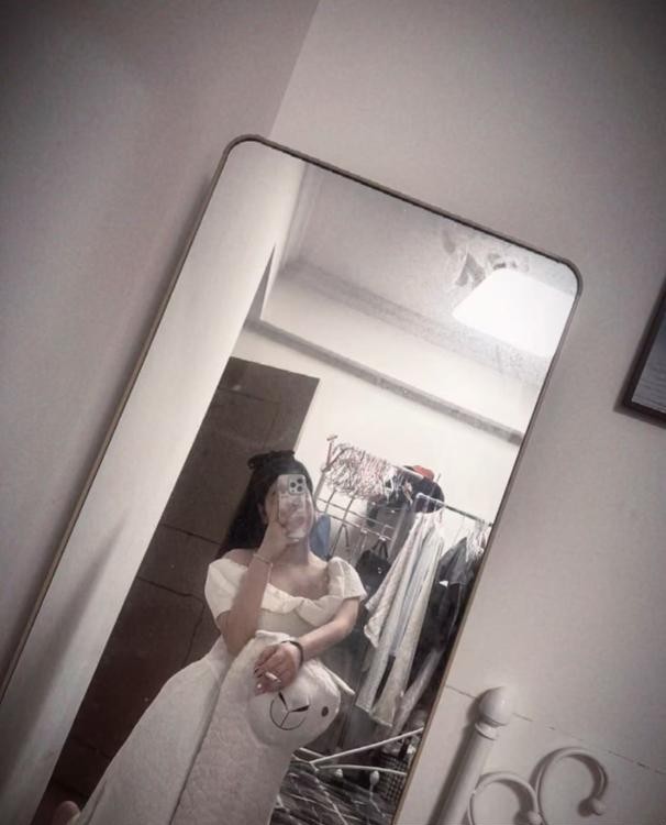 年轻微胖大胸妹