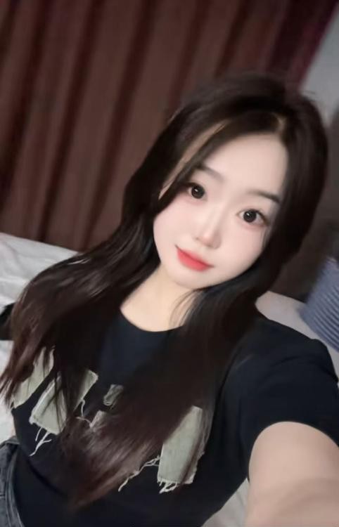 年轻微胖大胸妹