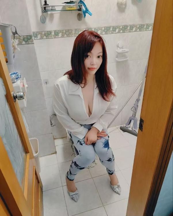 商场内可搞美甲大胸妹