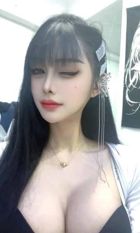 大眼睛大胸妹梦梦