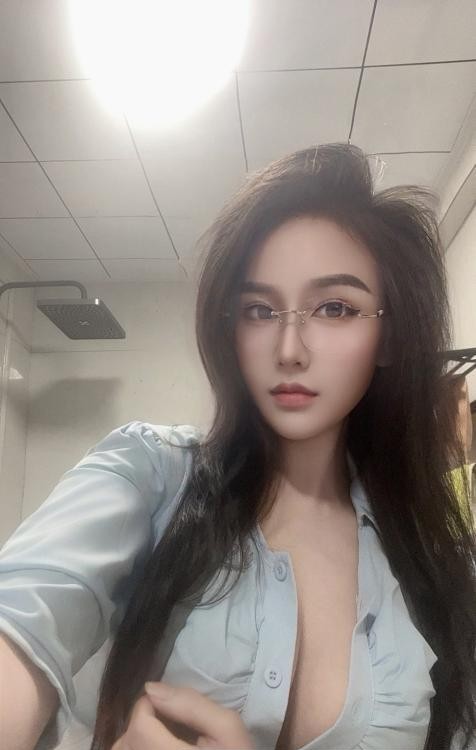 前凸后翘白苏妹