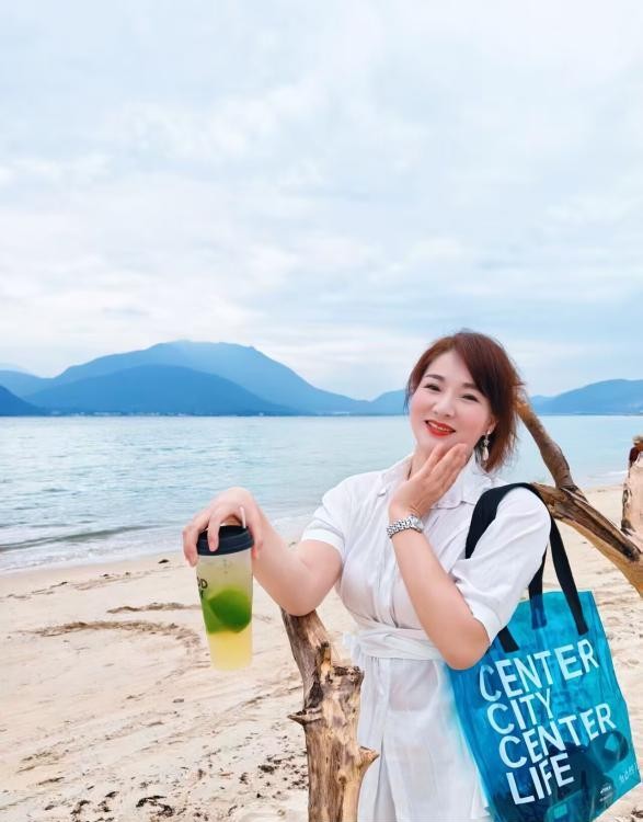 丰满西湖少妇沐晴