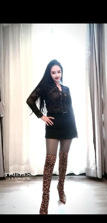 大长腿黑丝少妇