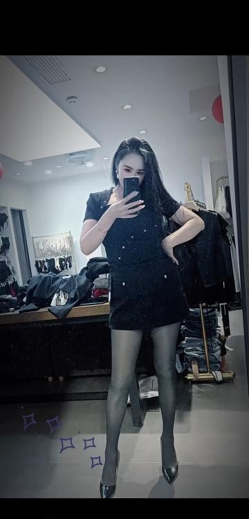 大长腿黑丝少妇