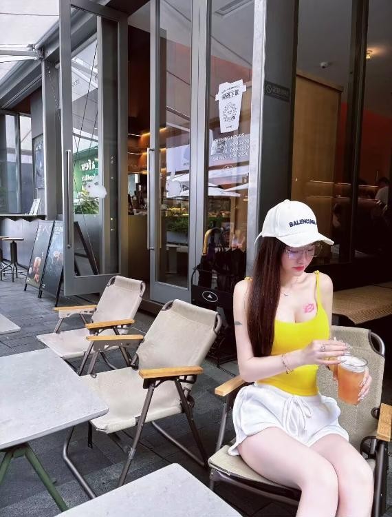 湿吻瑜伽老师袁满