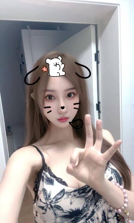 大胸大长腿甜心妹