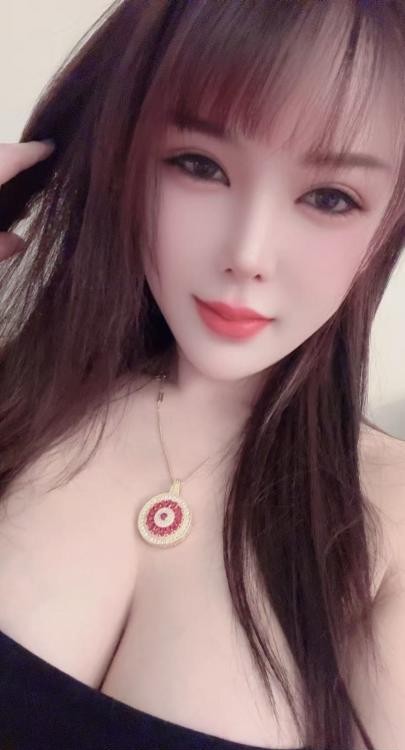 白嫩美乳御姐