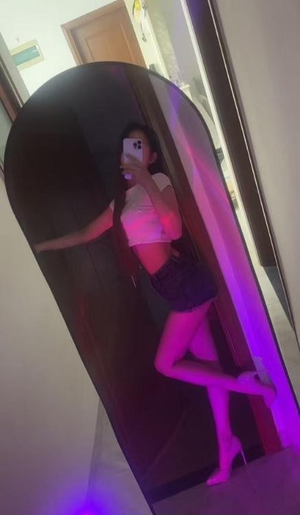 徐汇带服务有腹肌妹子